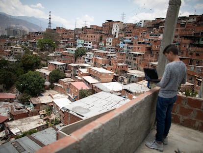 Na imagem, um jovem tenta se conectar à Internet em um telhado de Caracas (L. F. V, Getty)