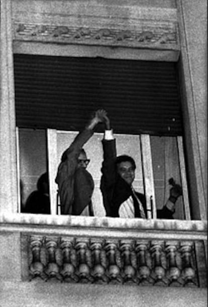 Alfonso Guerra levanta la mano de Felipe González,  tras la victoria del PSOE en las elecciones generales de octubre de 1982.