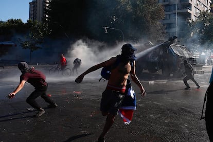 Hasta el momento la ola de protestas deja un saldo de al menos 19 muertos, de ellos seis extranjeros y cinco presuntamente a manos de agentes del Estado; los heridos no son menos de 600, y los detenidos superan los 6.000, según la Fiscalía. En la imagen, manifestantes son dispersados por la policía en Santiago de Chile.