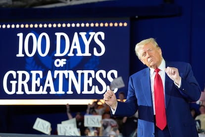 Donald Trump baila en el mitin en el condado de Macomb, este miércoles.
