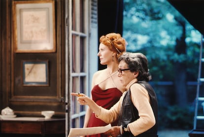 Marguerite Duras da instrucciones a Delphine Seyrig durante el rodaje de 'India Song'.