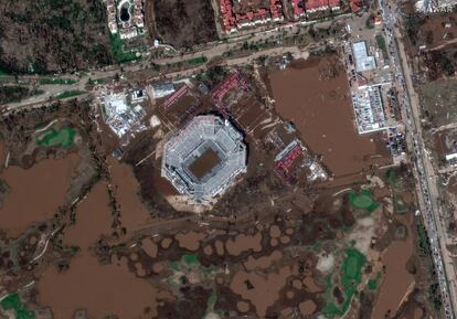 Vista satelital del Arena GNP Seguros tras el paso del huracán Otis, en Acapulco, este jueves.