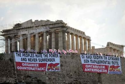 Protesta de afiliados al sindicato comunista de Grecia ayer ante la Acrópolis de Atenas.