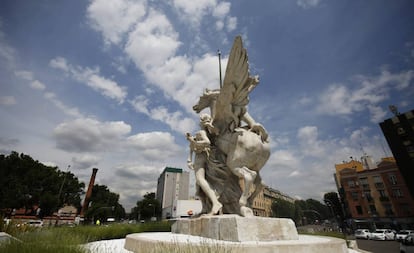 El caballo de la obra La Gloria y los Pegasos, instalado en la plaza de Legazpi, sin la cola.