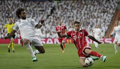 Marcelo intenta cerrar un pase del jugador colombiano del Bayer Munich James.