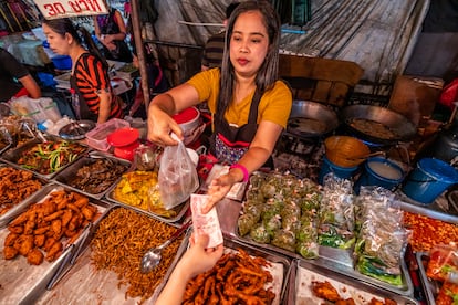 Puesto de comida en uno de los mercados nocturnos de la ciudad tailandesa de Chiang Mai, en el norte de Tailandia.