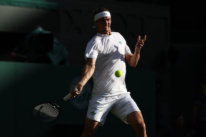 Zverev golpea la pelota ante Rinderknech.