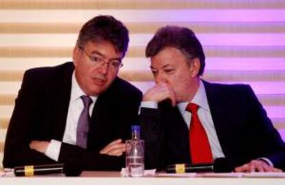 En la imagen, el presidente de Colombia, Juan Manuel Santos (d), y su ministro de Hacienda, Mauricio Cárdenas (i). EFE/Archivo