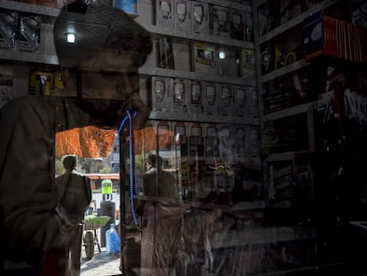 Una tienda de accesorios para móviles en Kabul. Algunos productos empiezan a escasear en la capital.