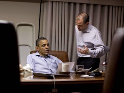 Ben Rhodes (derecha), junto a Barack Obama en el 'Air Force One', en 2012.