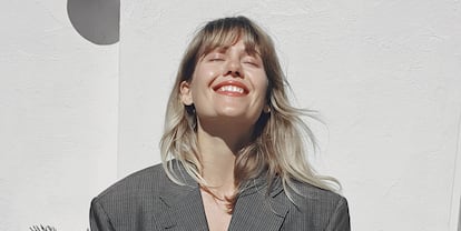 Kimberley Tell se autorretrata en Lanzarote con la chaqueta del traje
de novio de su padre.