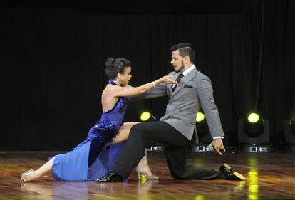 Una pareja de bailarines compite en la final de la categoría 'tango de escenario' durante el Mundial de Tango celebrado en Buenos Aires.