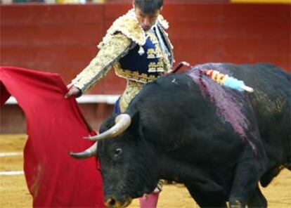 El Califa, durante su primer toro.