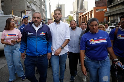 Juan Requesens camina con miembros del partido de centro-izquierda, Un Nuevo Tiempo, el pasado 14 de mayo en el barrio de Chacao, en Caracas.