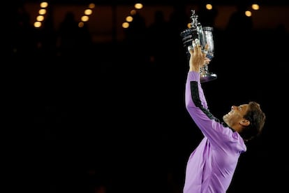 Rafa Nadal sostiene su trofeo tras conquistar el US Open masculino.