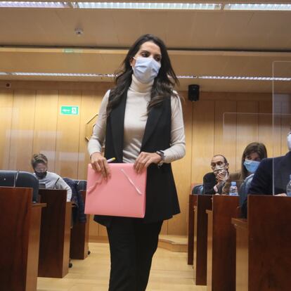 Lidia Sánchez, directora de la residencia Amavir de Alcorcón, se dirige este viernes al asiento de comparecientes en la sala de la comisión de investigación de las muertes en residencias, en la Asamblea de Madrid.