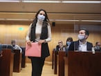 Lidia Sánchez, directora de la residencia Amavir de Alcorcón, se dirige este viernes al asiento de comparecientes en la sala de la comisión de investigación de las muertes en residencias, en la Asamblea de Madrid.