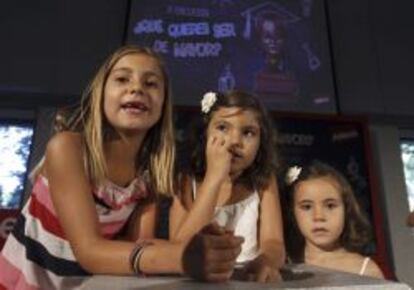 Tres ni&ntilde;as durante la presentaci&oacute;n de resultados de la X Encuesta &iquest;qu&eacute; quieres ser de mayor?.