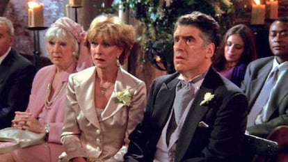 Christina Pickles y Elliott Gould, en un fotograma de la serie.