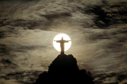 Atardecer en la ciudad de de Río de Janeiro con el sol y el Cristo Redentor en el Cerro de Corcovado, uno de los puntos turísticos mas emblemáticos de Brasil.