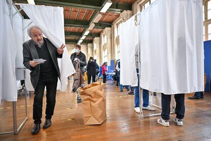 Ambiente en un colegio electoral en París, este domingo. A pesar del ligero ascenso de este domingo respecto a la primera vuelta, las cifras de participación son inferiores a las de las tres elecciones presidenciales anteriores.