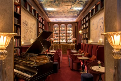 Un bar la Serenissima. El hotel Nolinski Venezia esconde un gran secreto en la tercera planta: un bar con más de 4.000 libros a lo largo de seis metros de estanterías. Cerca de la famosa plaza de San Marcos, el lugar combina literatura, música y artes plásticas con una carta de cócteles y ‘mocktails’. Sorprenden las piezas de arte que visten las paredes y el techo, decorado por un fresco de Simon Buret. En la imagen, el bar-biblioteca del hotel Nolinski Venezia.