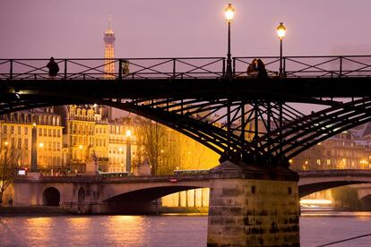 Una vez encontrada la persona con la que pasar el resto de la vida, llega el de escoger el escenario para formular la gran pregunta, como el Pont des Arts de París, con la torre Eiffel iluminada como telón de fondo.