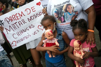 Pessoas protestam no domingo, 6 de dezembro, por causa do assassinato a tiros das meninas Emily Victoria Silva dos Santos, 4 anos, e Rebeca Beatriz Rodrigues dos Santos, 7 anos, durante ação policial em Duque de Caxias, Rio de Janeiro.