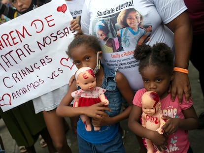 Pessoas protestam no domingo, 6 de dezembro, por causa do assassinato a tiros das meninas Emily Victoria Silva dos Santos, 4 anos, e Rebeca Beatriz Rodrigues dos Santos, 7 anos, durante ação policial em Duque de Caxias, Rio de Janeiro.