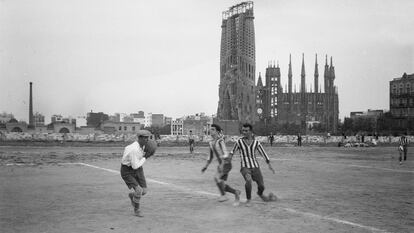 Partido de fútbol en el campo del Europa, hacia 1915, con la Sagrada Familia al fondo.