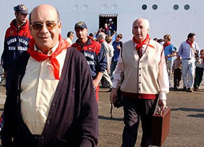 El doctor Manuel Nevado Rey, a la izquierda, asegura que fue curado de un cáncer terminal gracias a la intercesión del fundador del Opus.