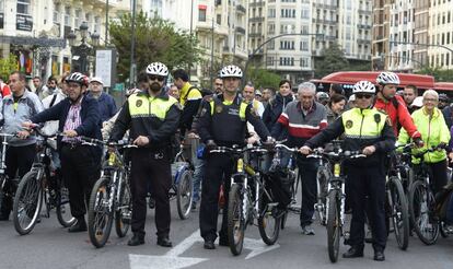 Agentes de la Policía Local de Valencia han encabezado la 'bicifestación' convocada por el colectivo Valencia en Bici con motivo del Día Mundial de la Bicicleta. A las doce del mediodía se ha leído un manifiesto al que ha asistido el alcalde de la capital, Joan Ribó, usuario habitual de la bici.