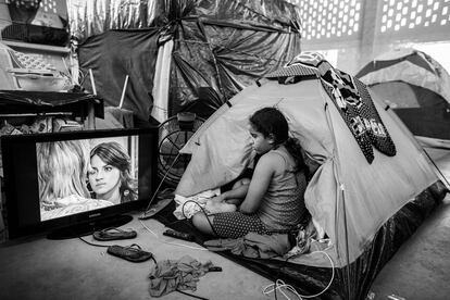 Una niña descansa en una tienda de campaña en la iglesia católica de la Isla del Gobernador (junio, 2014).