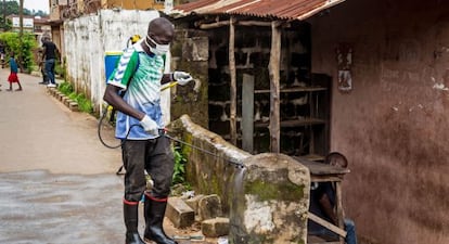 Un sanitario desinfecta la zona donde supuestamente ha estado un paciente contagiado con &eacute;bola. 