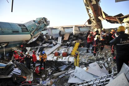 Um trem de alta velocidade colidiu na manhã desta quinta-feira com uma locomotiva de manutenção de pista nos arredores da capital turca, Ancara, matando nove pessoas e ferindo 47, disse o ministro dos Transportes, Mehmet Cahit Turhan.