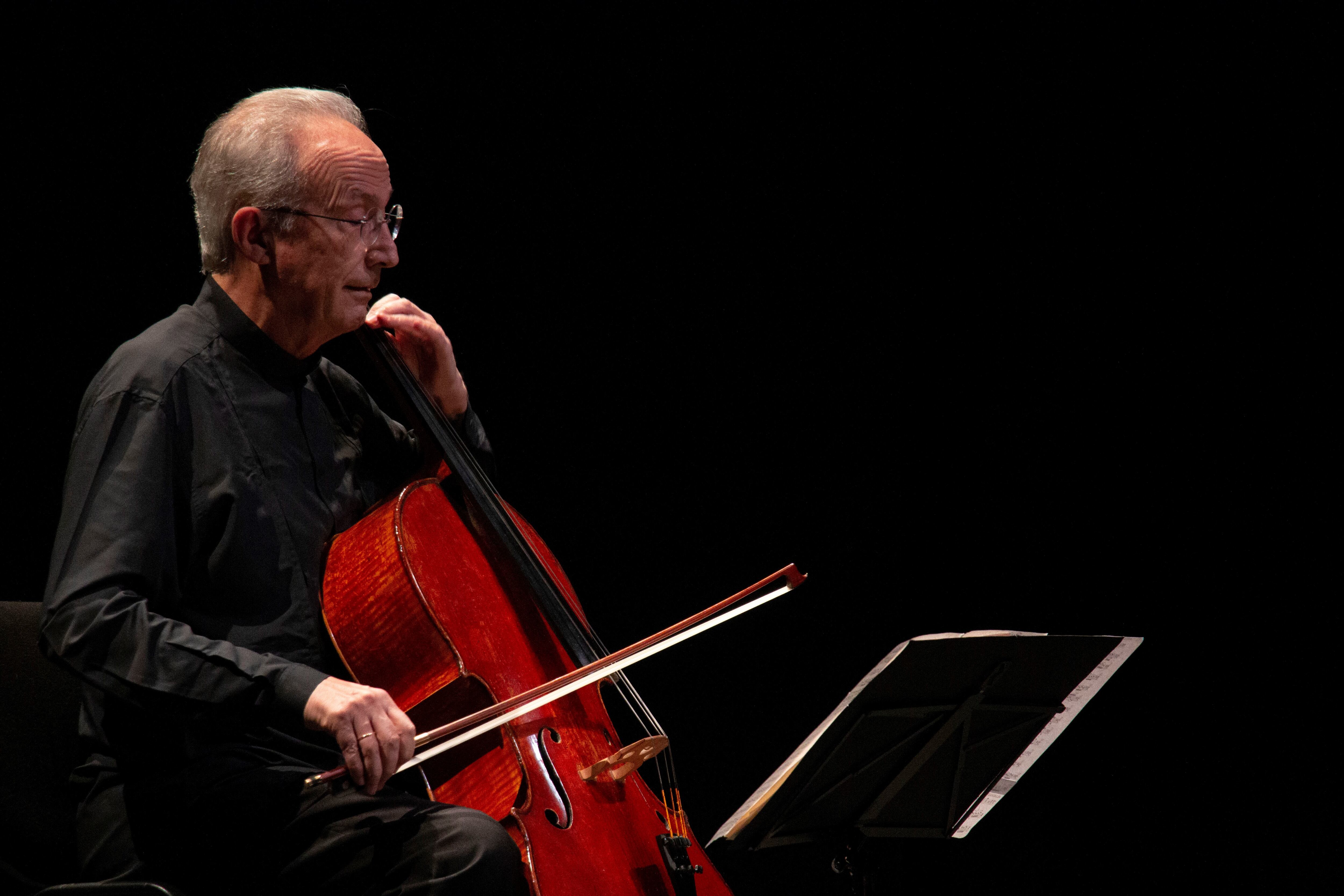 Lluís Claret durante la interpretación de la Suite para violonchelo núm. 1 de Bach.