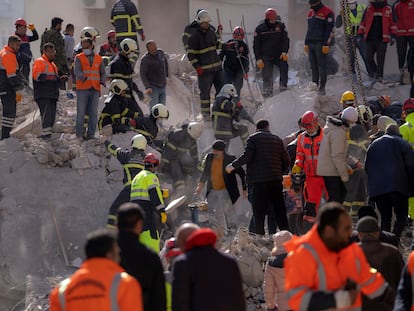 Bomberos y rescatistas buscan este miércoles a posibles supervivientes entre las ruinas de un edificio en la ciudad turca de Adana.