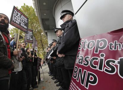 Un grupo de antifascistas ha protestado hoy frente a la sede de la BBC.