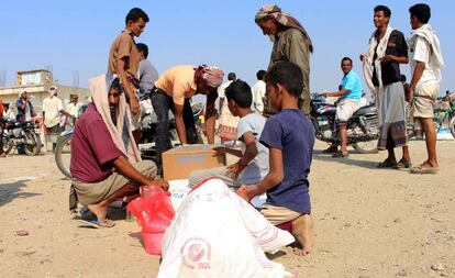 Desplazados yemeníes reciben ayuda humanitaria del Programa Mundial de Alimentos.
