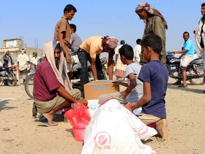 Desplazados yemeníes reciben ayuda humanitaria del Programa Mundial de Alimentos. 