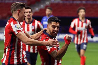 Luis Suárez  celebra con Llorente su gol ante el Getafe durante el partido de la jornada 16 de Liga que disputado en el estadio Wanda Metropolitano.  / Juanjo Martín (EFE)