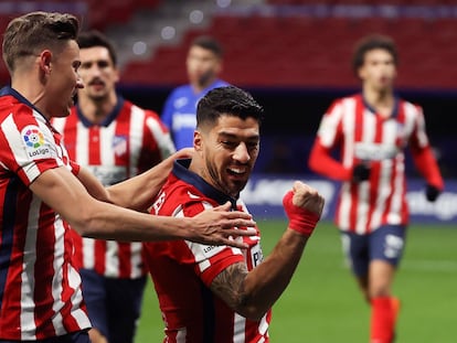 Luis Suárez  celebra con Llorente su gol ante el Getafe durante el partido de la jornada 16 de Liga que disputado en el estadio Wanda Metropolitano.  / Juanjo Martín (EFE)