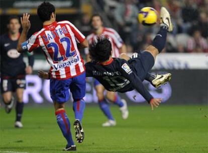 Agüero marca de chilena ante Sastre el primer gol del Atlético.