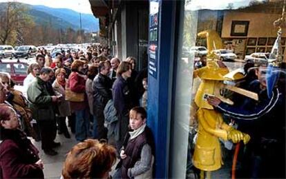 Las colas ante la administración de lotería de La Bruixa d&#39;Or en Sort han superado los 200 metros este fin de semana.