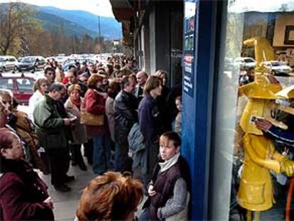 Las colas ante la administración de lotería de La Bruixa d'Or en Sort han superado los 200 metros este fin de semana.