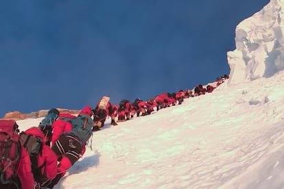 Fotograma del vídeo subido por el alpinista Mingma G. en Instagram, en el que se observa la cola de escaladores en el K2 el 22 de julio de 2022.