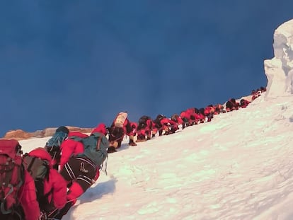 Fotograma del vídeo subido por el alpinista Mingma G. en Instagram, en el que se observa la cola de escaladores en el K2 el 22 de julio de 2022.