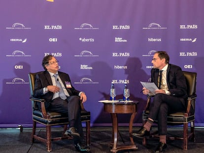 Gustavo Petro, presidente de Colombia, y Jan Martínez Ahrens, director de EL PAÍS América, en el foro ‘Latinoamérica, Estados Unidos y España en la economía global’, este miércoles en Nueva York.