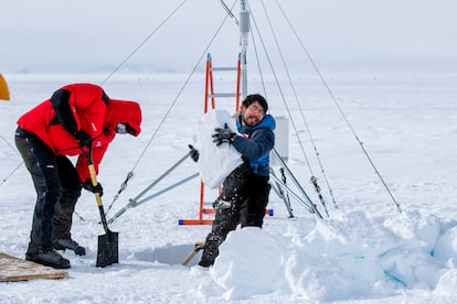 El técnico Bastián Oyarce cava mientras el ingeniero Sebastián Alfaro aparta los trozos de hielo.