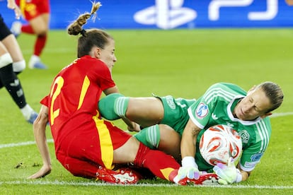 La jugadora española Ona Batlle en acción contra la portera alemana Ann-Katrin Berger
